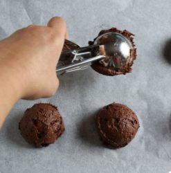 impasto biscotti al cioccolato messo su teglia