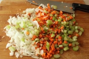 Apio picado, zanahoria y cebolla