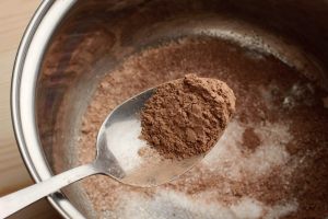 cacao e zucchero setacciati insieme