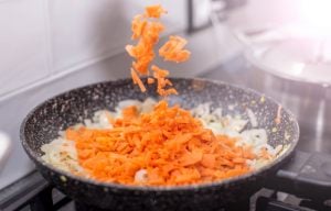 carota e cipolla in padella