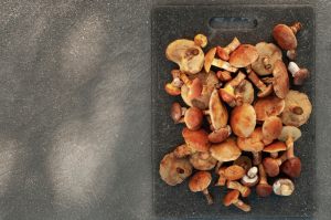funghi misti su tagliere