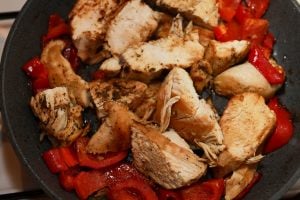 pollo in padella a cuocere con i peperoni