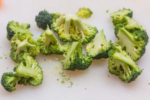 broccoli a pezzi su tagliere
