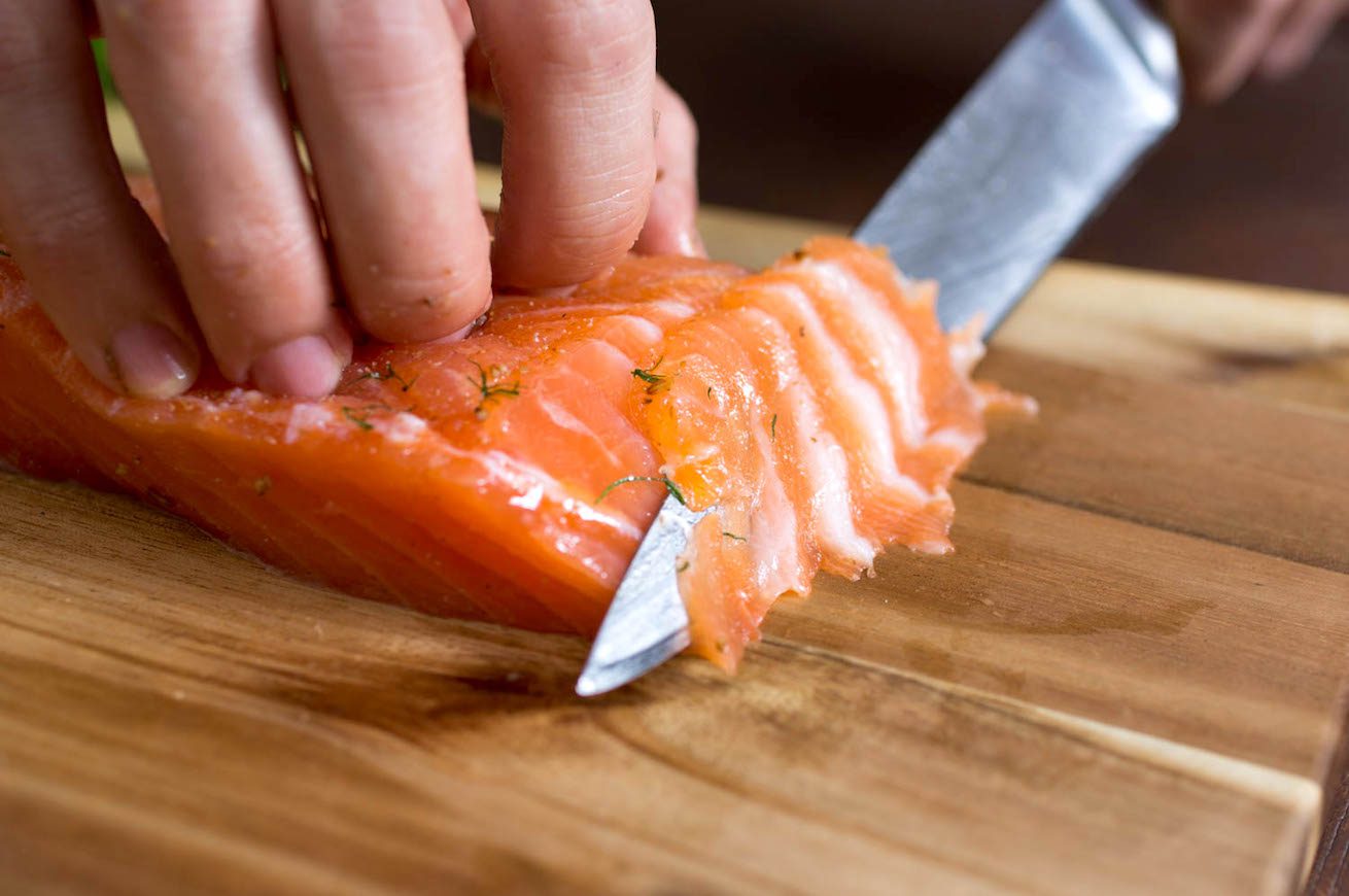 salmone affettato su tagliere legno