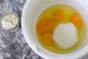 ciotola con uova, olio e zucchero