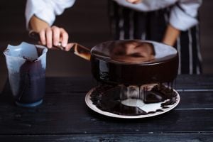 glassa al cioccolato versata su una torta