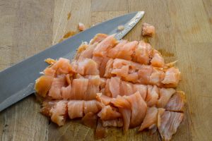salmone tagliato al coltello su tagliere