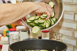 zucchine a rondelle versate in padella