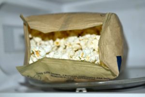 popcorn in un sacchetto di carta nel microonde