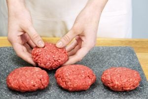 mani che formano gli hamburger