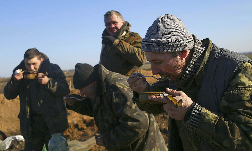 Ucraina cibo e alcool avvelenato ai soldati russi, in centinaia in ospedale