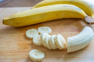 banane affettate su tagliere