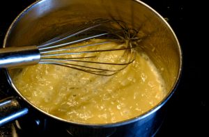 salsa al curry nel tegame in cottura