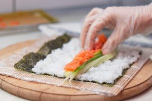 salmone e avocado messi sul riso per maki sushi