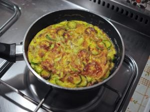 frittata di zucchine in cottura