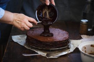 ganache versata sulla torta al cioccolato