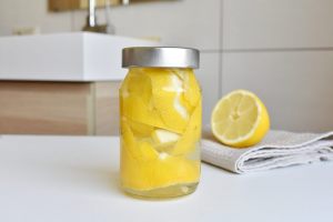 bucce di limoni a macerare in un vaso