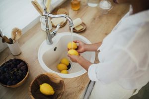 lavare i limoni nel lavandino