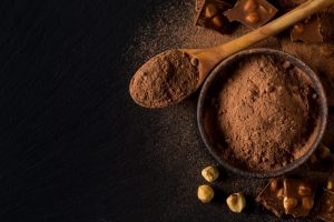cacao e nocciole in ciotola