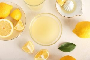 limoni spremuti e versati nel bicchiere
