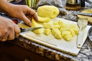 patate tagliate a spicchi su tagliere