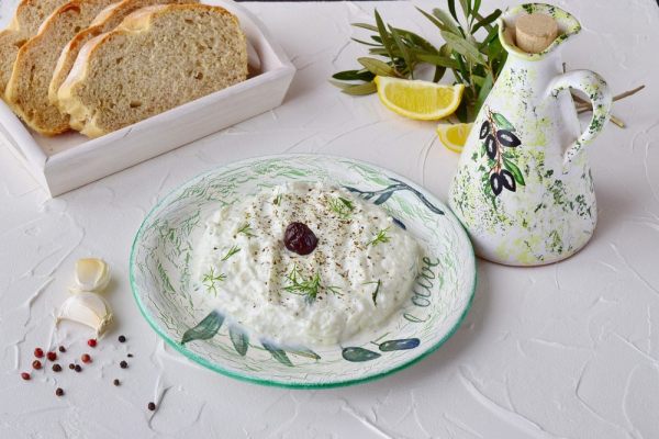 crema di burrata su piatto con oliva