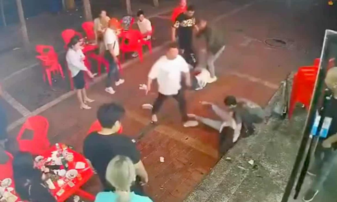 Cina aggressione donne ristorante