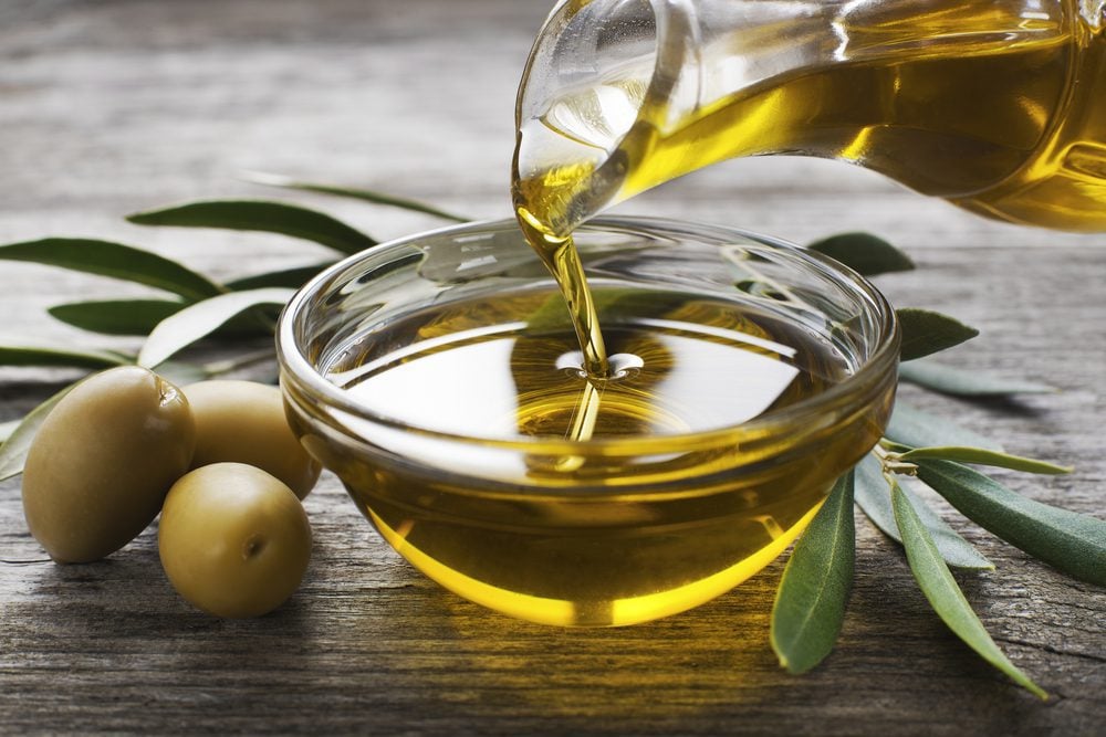 olio di oliva versato in una ciotola