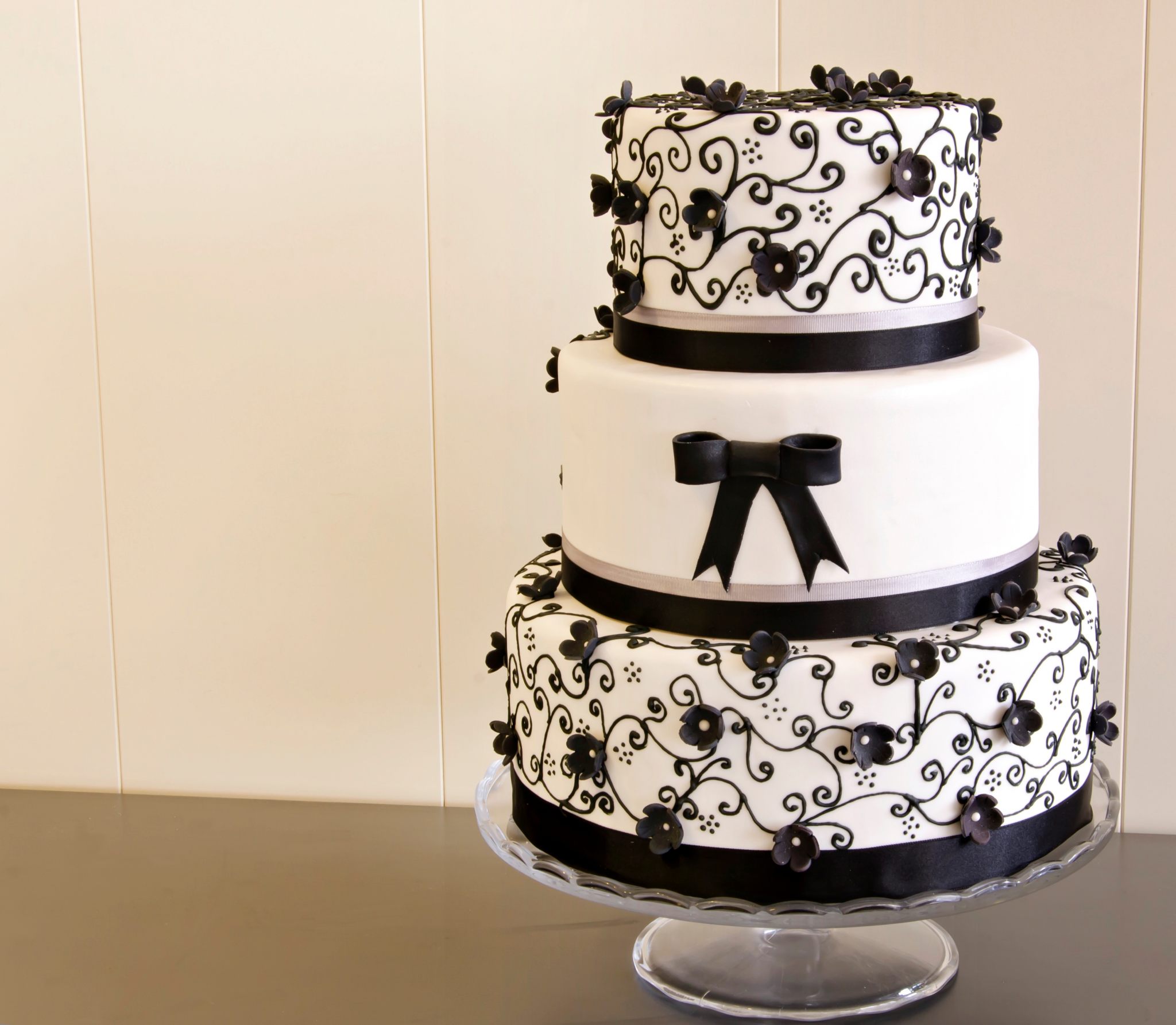 torta di nozze bianca e nera