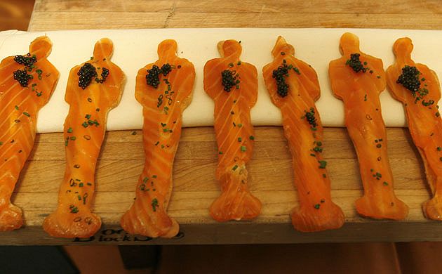 I tranci di salmone a forma di Oscar preparati dallo chef Wolfgang Puck