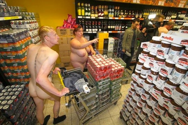 Germania, nudi, supermercato, spesa